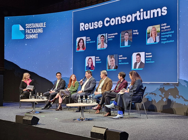 Lindy Hughson moderates the Reuse Consortium panel at the Sustainable Packaging Summit in Amsterdam.