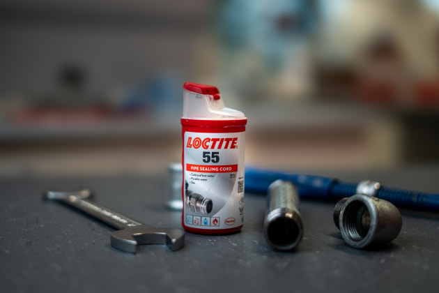 The new packaging for Loctite 55 (160m) improves the application of the thread sealant cord and consists of 70% recycled plastic.