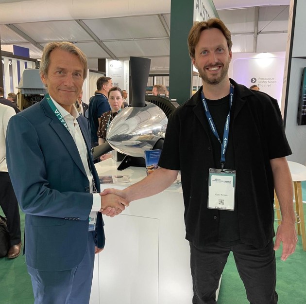 Dovetail CEO David Doral and Ludens Aviation CEO Kjetil Kriken at Farnborough. (Dovetail)