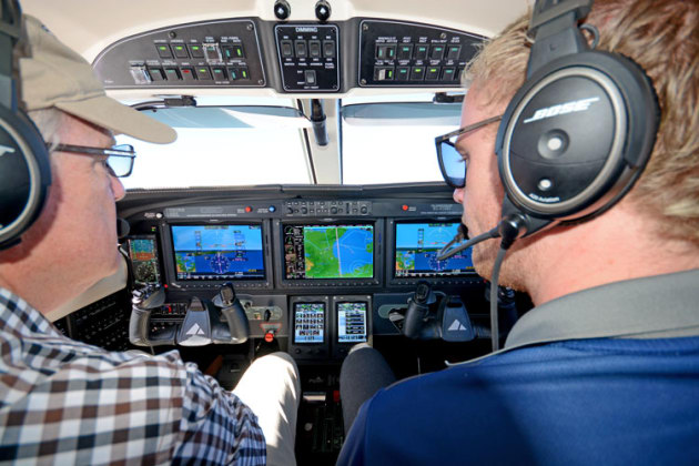 KIAS 172, 850 fpm, prop 2000, 92% NG on the 600-hp Pratt & Whitney. Mike (left) and Tom sit back and let the G3000 do the work on the way to 10,000 feet. (Steve Hitchen)