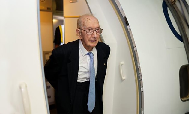 Max Hazelton in the door of a Rex B737 before the type's entry to service in March 2021. (Rex)