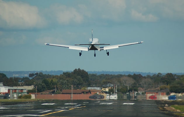 A senate inquiry into aircraft noise has made no recommendations about closing or relocating metropolitan airports. (Steve Hitchen)