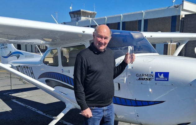 Australian instructor Mike Smith with the 2024 Best Flight School National award from AOPA USA. (Mike Smith Aviation)