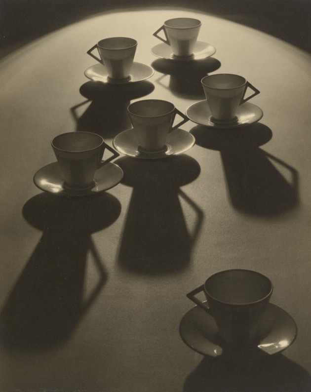 Olive Cotton – Teacup Ballet (1935).