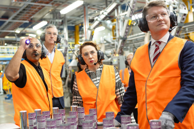 Left to right: Shaq Yap, operations manager at Orora&rsquo;s Dandenong site; Simon Bromell (in background), President, Orora Beverage;
Minister Gabrielle Williams, State Member for Dandenong (Vic Govt); and Ben Carroll, Minister for Industry & Innovation (Vic Govt)