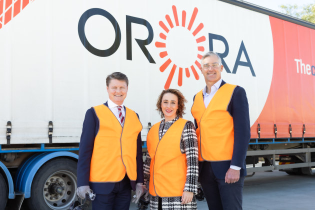 Left to right: Ben Carroll, Minister for Industry & Innovation (Vic Govt); Minister Gabrielle Williams, State Member for Dandenong (Vic Govt); Simon Bromell (in background), President, Orora Beverage.
