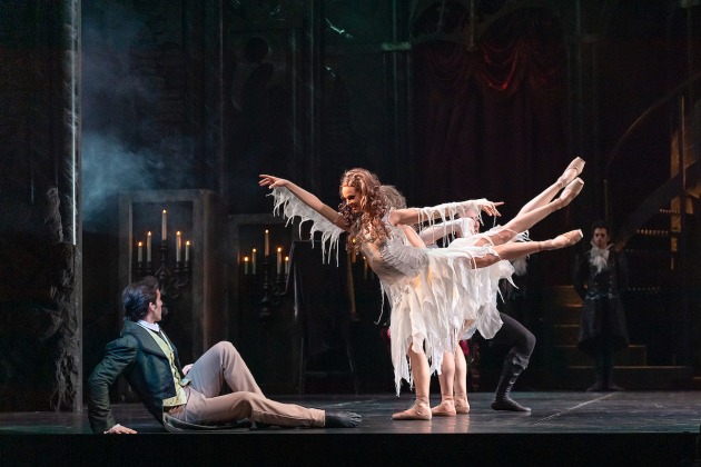 Oscar Valdés as Jonathan Harker with Claire Voss, Glenda Garcia Gomez and Alexa Tuzil as Vampire Brides in Dracula (2020). Photo by Bradbury Photography