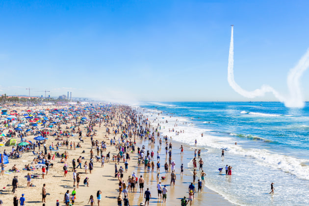 Crowd watching the Pacific Airshow, held at Huntington Beach in southern California. (Supplied)