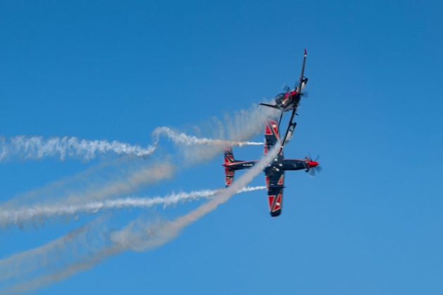 Two PC-21s of the Roulettes break before the crowdline. (John Absolon)