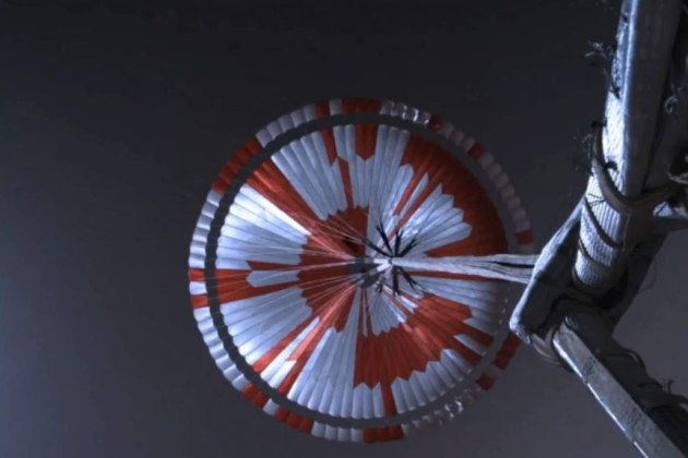 A camera looking upwards from the back shell of the Perseverance descent stage captured footage of the moment the parachute was released, slowing the craft's descent. (Supplied: NASA/JPL-Caltech)