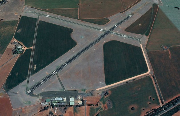 Parkes was chosen for Fly'n for Fun because of its crossing runways. (Google Earth image)