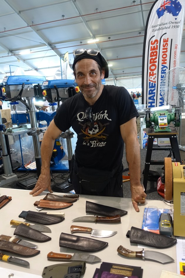 Paul-Emmanuel Arestan with his knives, find out about his classes