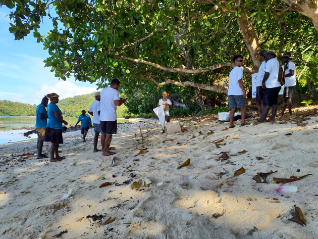Community beach clean-up in Solomon Islands. [Source: Positive Change for Marine Life (PCFML)]