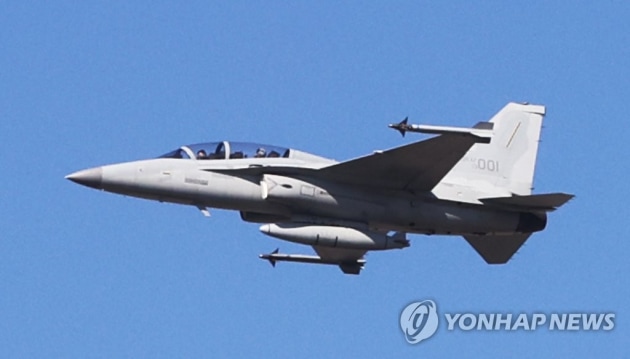 In this file photo taken on October 20, 2021, a FA-50 light attack aircraft flies over Seongnam, south of Seoul. (Yonhap News)