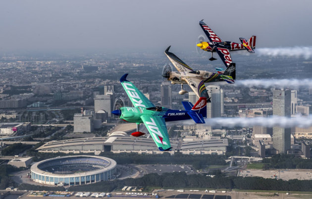 The three contenders for the 2019 Red Bull Air Race World Championship in formation over Chiba. Top to bottom: Martin Sonka, Matt Hall and Yoshi Muroya. (Joerg Mitter / Red Bull Content Pool)