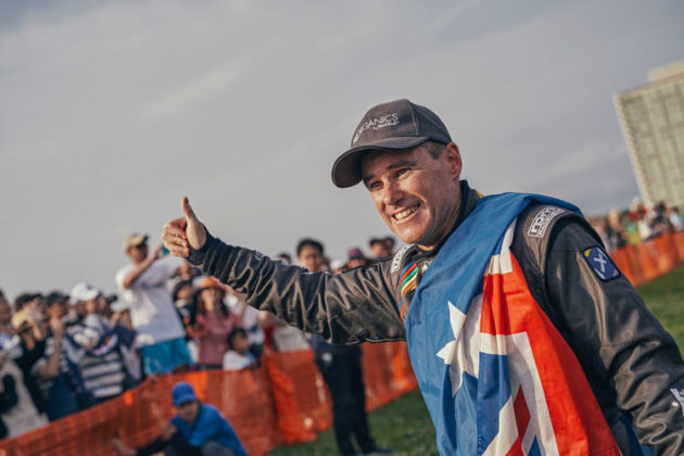 Hall gives the Japanese crowd the thumbs up after his 2018 RBAR win in Chiba. (Balazs Gardi / Red Bull Content Pool)