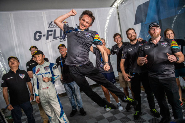 Got it! Team tactician Peter Wezenbeek leads team Matt Hall Racing in celebrations as Matt Hall wins the last ever Red Bull  World Championship. (Joerg Mitter / Red Bull Content Pool)