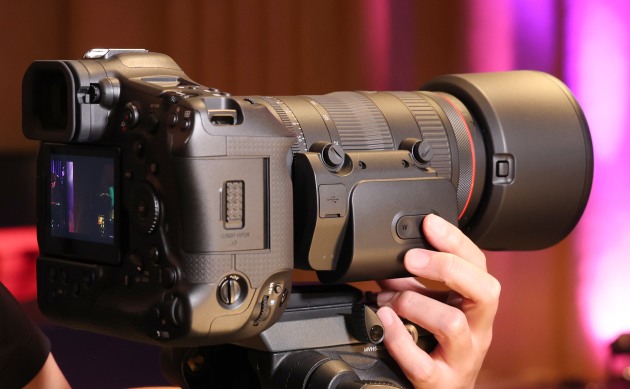 You can add a motorised zoom to the side of the RF 70-200 f2.8 IS USM Z lens.