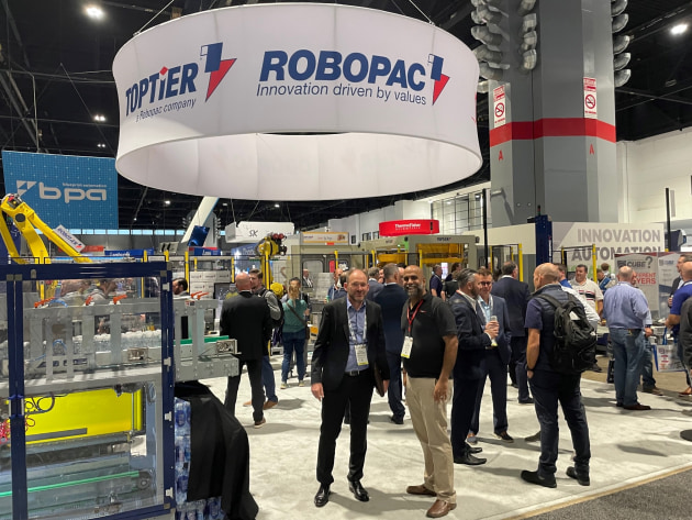 Foodmach's Phil Biggs (left) drops in at the Robopac stand. Foodmach represents Robopac in Australia.