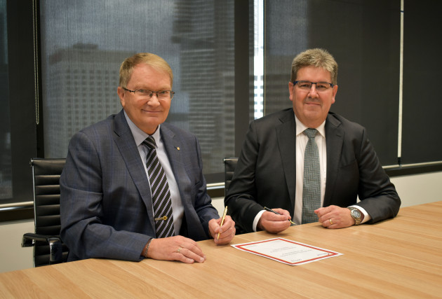 Serco Defence Managing Director Clint Thomas and Sayres Australia CEO Craig Powell signing a Memorandum of Understanding. 
Supplied