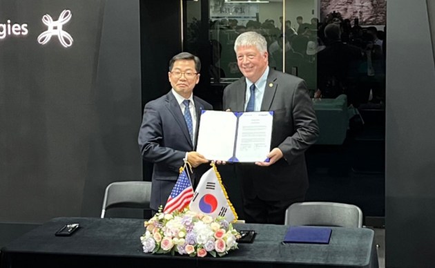 Sung Jae Keon (left), Head of Global Development Center for Huneed Technologies, and Ken Loving, GA-ASI Regional Vice President, International Strategic Development for Indo-Pacific.
Credit: GA-ASI
