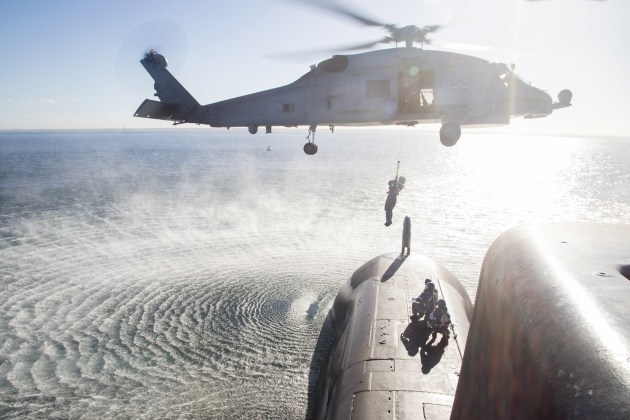HMAS Ballarat's embarked MH-60R Seahawk helicopter conducts a forward passenger transfer with HMAS Rankin inside Cockburn Sound. Credit: Defence