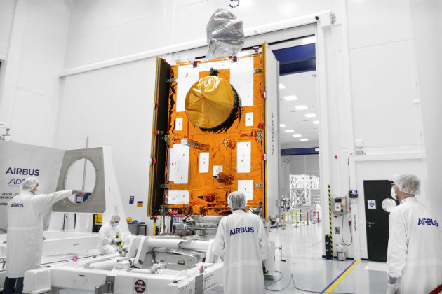Sentinel-6B loaded in container in Friedrichshafen. (Airbus)