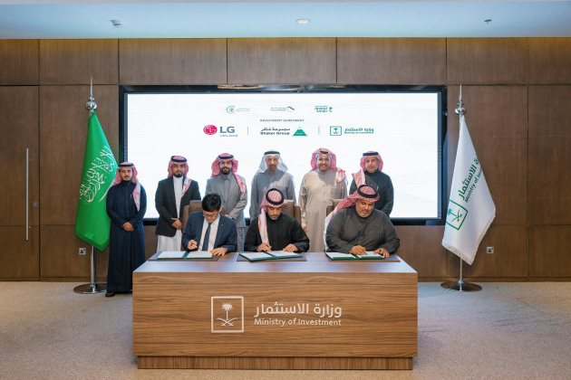 Shaker, LG, Ministry of Investment signing the MOU.