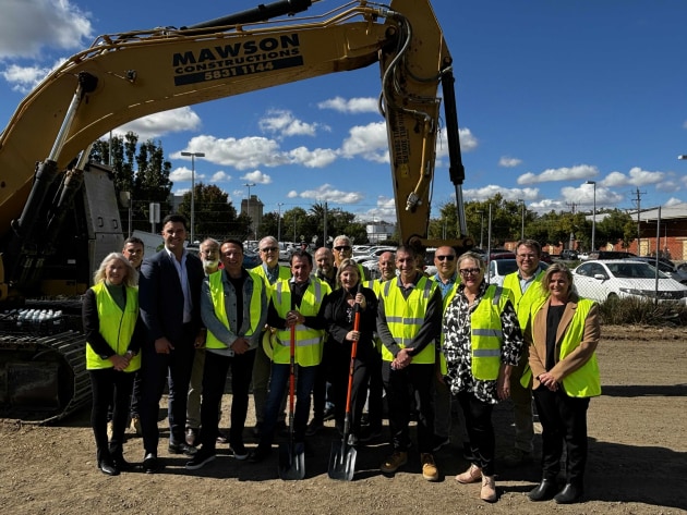 Shepparton Foodshare new warehouse announcement (l-r): Cheryl Hammer (board member), Graeme Press (project manager, Curo Project Management), Cr Mayor Shane Sali, Roly Hunt (board member), Jeremy Rensford (board chair), Jim O&rsquo;Connor (board vice-chair), Jim Andreadis (representing Andreadis family, land donor), Damien Willoughby (board member), Tom Brain (board member), Gayle Tierney (Minister for Regional Development), Russell Smith (board member), Glenn Peric (Shepparton Foodshare executive officer),Cam Mangiameli (New Warehouse Governance committee member), Jan Phillips (board member), Andrew Telford (builder), Kate Smith (Shepparton Foodshare marketing & fundraising manager).