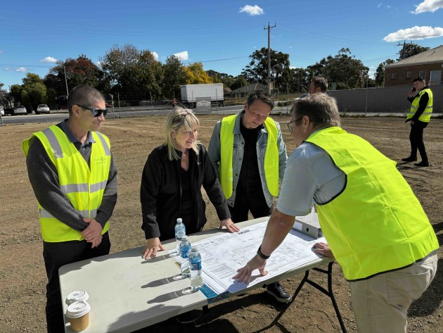 Shepparton Foodshare new warehouse announcement (l-r): Glenn Peric (Shepparton Foodshare executive officer), Minister for Regional Development Gayle Tierney, Jeremy Rensford (chair), Andrew Telford (builder).
