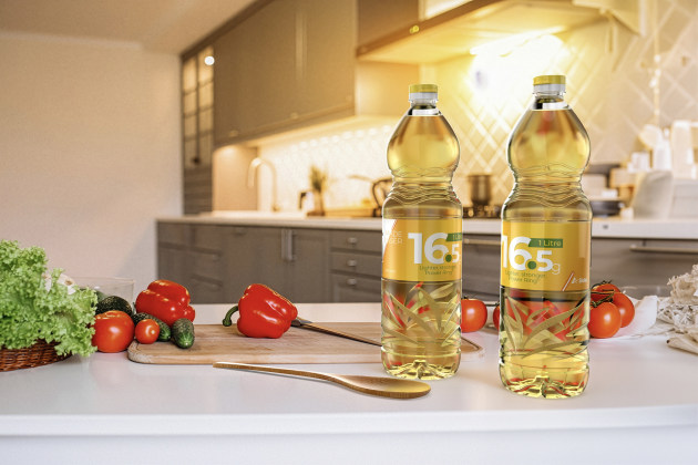 Sidel's ighter PET edible oil bottle with Power Ring design.