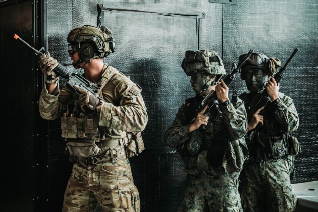 A soldier from 8th/9th Battalion RAR participates in dry training serials with Singaporean Army members.
Defence