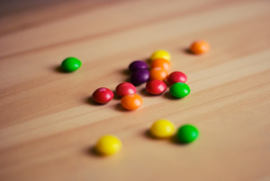 Mondelez says it will remove artificial colours and flavours by 2020 as consumers increasingly want simple ingredients.