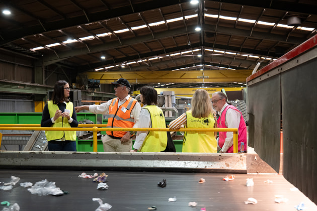 During the tour, guests observed the process flow &ndash; from shredding and trommelling to advanced optical sorting, and then on to processing.
