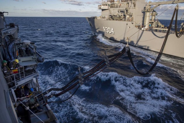 A fuel line is padded from HMAS Stalwart, right, to HMAS Parramatta during Stalwart's first replenishment at sea. (Defence/ Leading Seaman Leo Baumgartner)