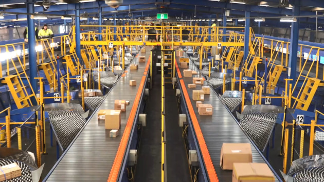 StarTrack's Minchinbury facility processes 100,000 parcels per day. (Image: StarTrack and Dematic)
