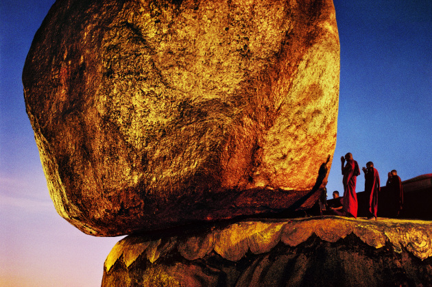 'Golden rock'. The Shwe Pye Daw, a holy place. Kyaiktiyo, Burma, 1994. &copy; Steve McCurry / Magnum Photos.