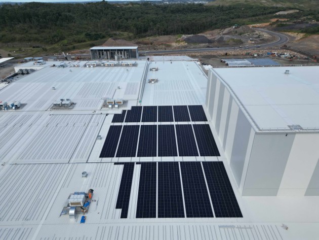 Suntory Oceania&rsquo;s $400 million carbon neutral manufacturing and distribution facility in Ipswich, Queensland is a step closer to completion with the installation underway of 7000 solar panels (14 kilometres end to end). (Source: Suntory Oceania)