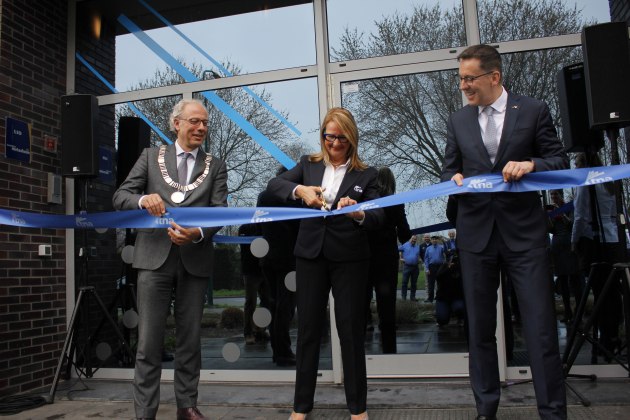(Left to right) Victor Molkenboer (Mayor of Woerden), Nadia Taylor (tna director), and H.E. Dr. Brett Mason (Australian Ambassador to the Netherlands) cut the ribbon on the new facility.