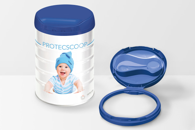Flip-top hinged closure whose innovative design allows one-handed preparation of feeding bottles. Contamination-free foil-sealed chamber protects the included scoop until use.