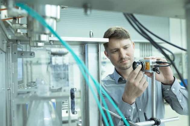 During the filling process with the new intelligent valve, a camera constantly monitors the inclusion of bubbles and foaming to prevent excessive foaming and any ensuing product loss. (Image: KHS)