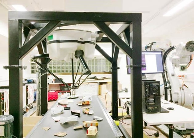 The USyd robot sorting through soft plastics with the help of AI technology. (Credit: University of Sydney)