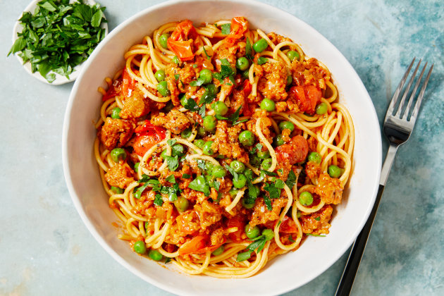 v2 plant-based summer ragu with tomatoes, peas and parsley.