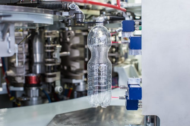 IntelliADJUST in action: high-precision wall thickness measurements are taken at the most representative points of each bottle, using four interferometric sensors based on reflected infrared light. Image: Sidel