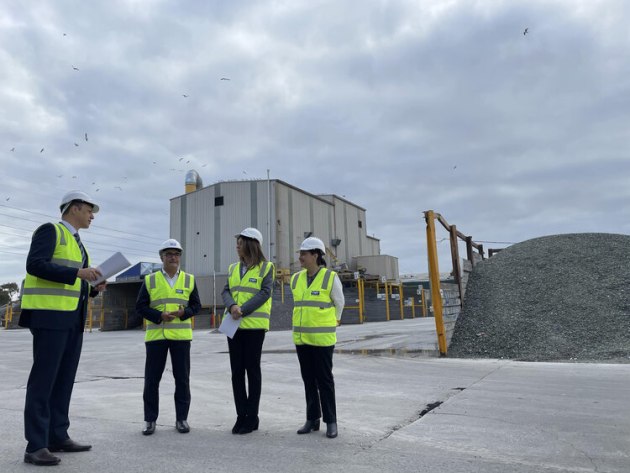 Acting Premier and Minister for the Environment join Visy co-owner Fiona Geminder and COO Mark De Wit onsite for the announcement. Source: Visy