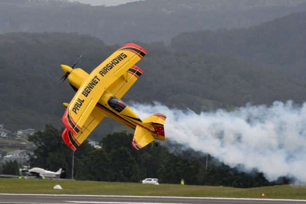 Paul Bennet in his signature low knife-edge pass complete with trailing smoke plume. (Steve Hitchen)