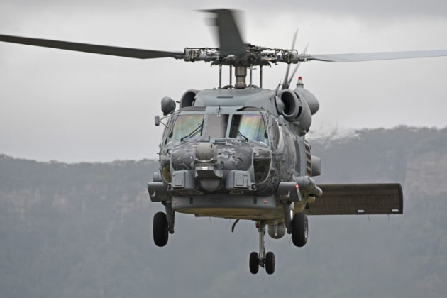 A Royal Australian Navy MH-60R Seahawk Romeo turns its fighting end towards the crowd. (Steve Hitchen)