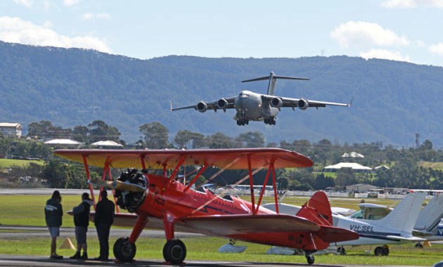 An RAAF C-17 Globemaster starts a low pass at Wings over Illawarra 2019. (Steve Hitchen)