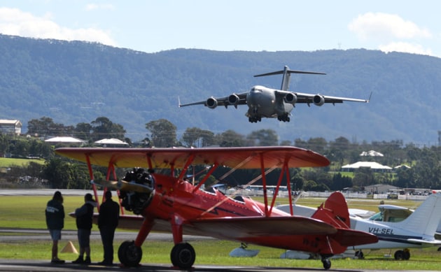 An RAAF C-17 conducts a low pass at Wings over Illawarra 2019. (Steve Hitchen)