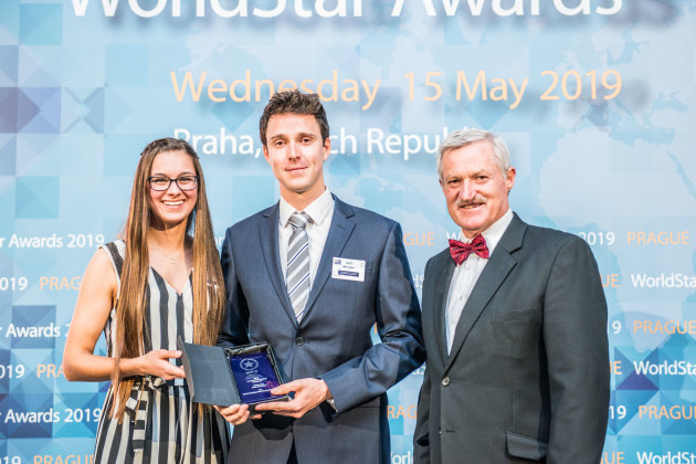 Radix Nutrition's Mike Rudling and Annika Abbenhaus receive their WorldStar from Pierre Pienaar.